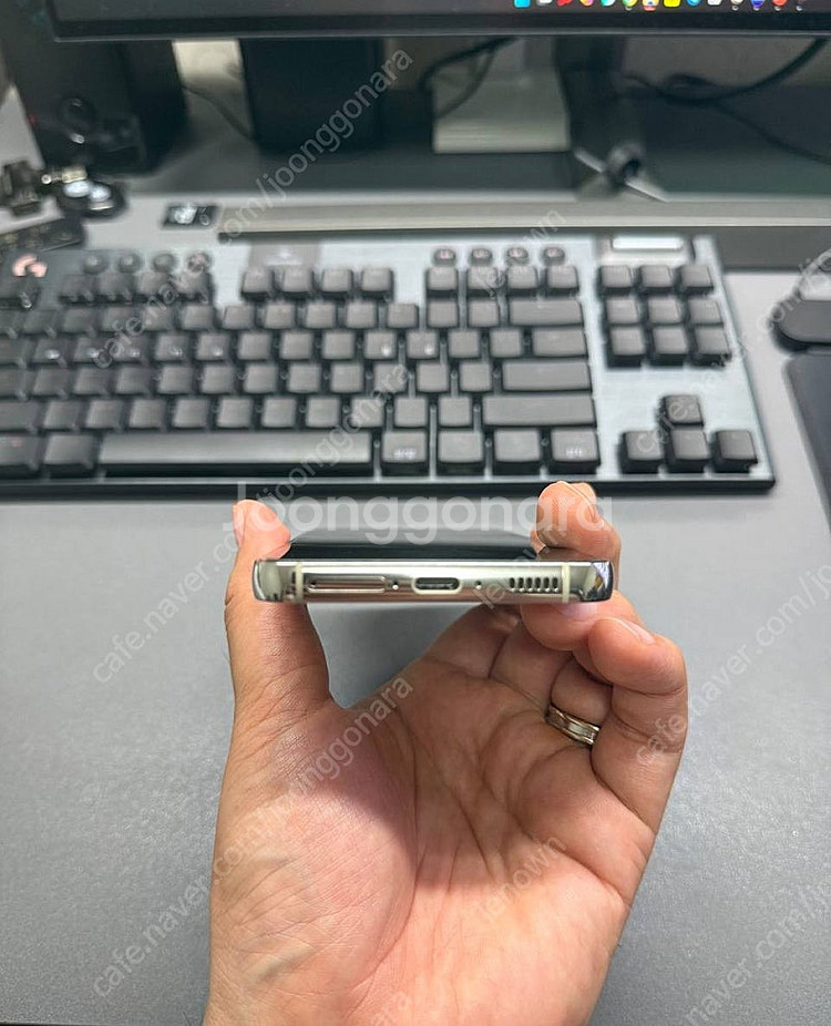 갤럭시s23 팔아요. 크림색상 256G 완전깨끗해요.--3