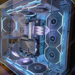9800x3d , x870e , 리안리 쿨러 및 어항케이스 화이트컨셉 반본체