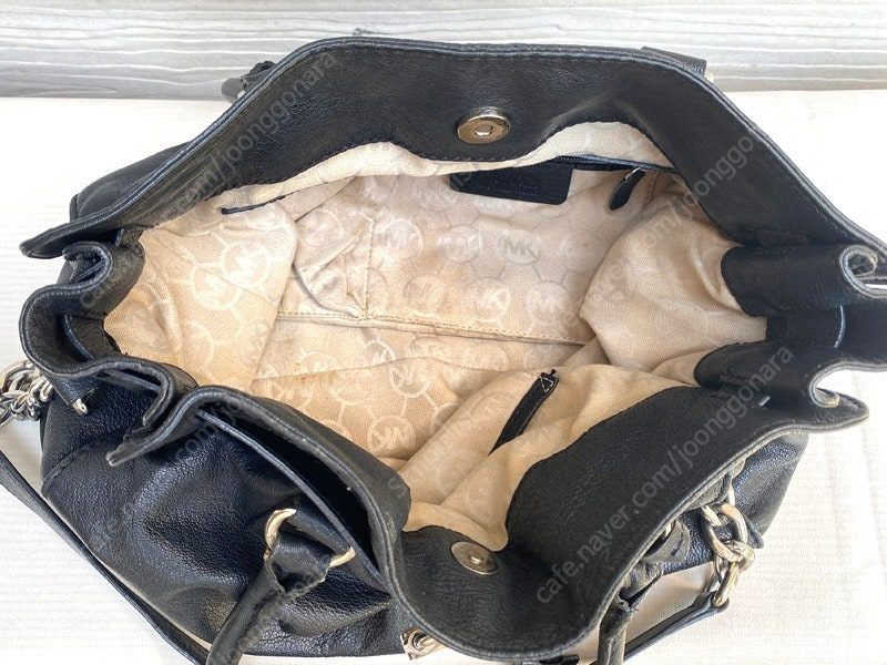 [정품] 마이클코어스 블랙 가죽가방 팔아요--5