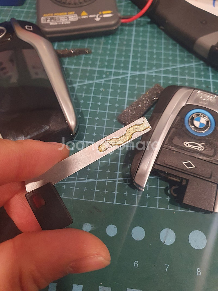 BMW i8 2015년식 구형 스마트키에서 디지털 LC...--1