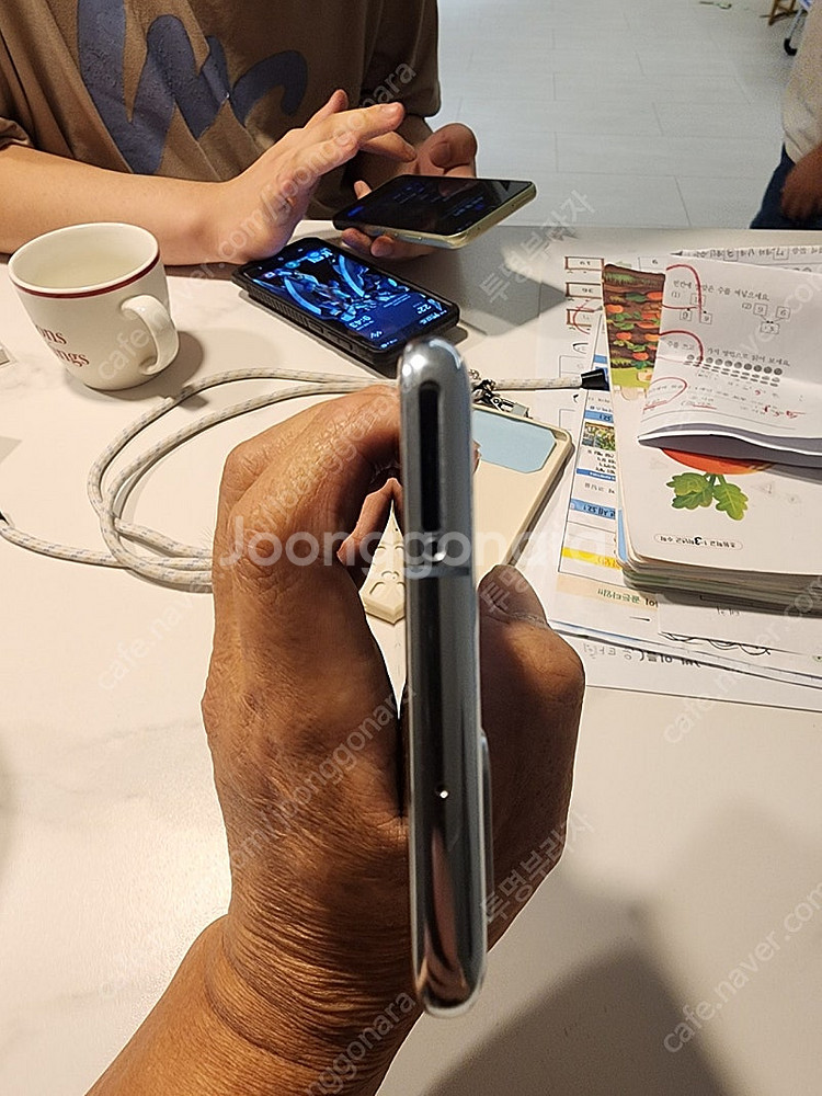 갤럭시 s20 플러스 액정 파손 팝니다.--5
