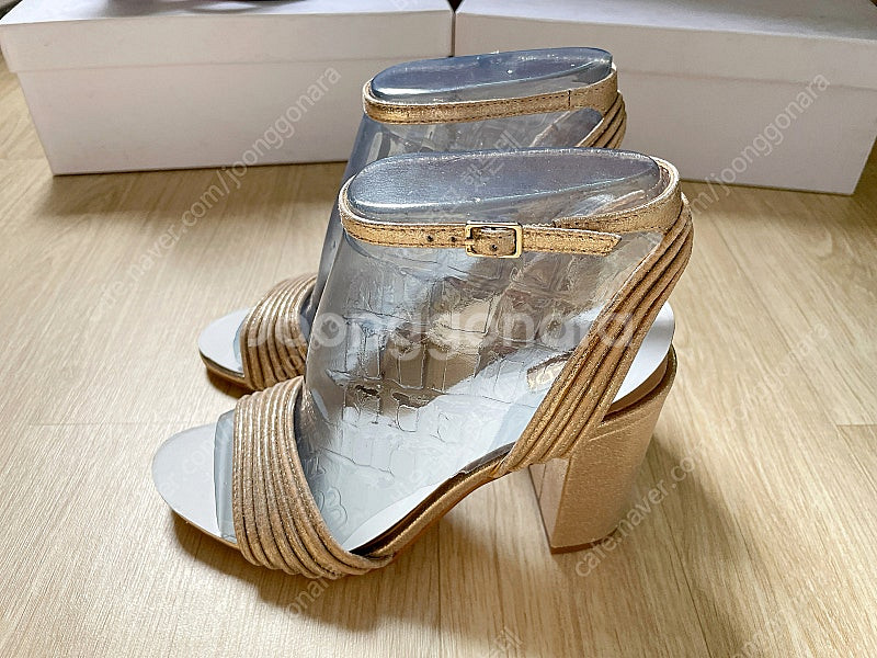 [새상품] ALDO 알도 골드 스트랩 샌들 파티룩--4
