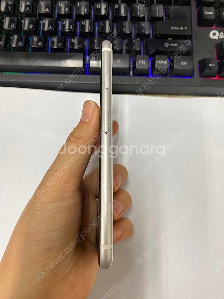 496747 아이폰SE2 화이트 액정SS급 외관깔끔 1...--5
