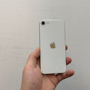 아이폰SE3 화이트 64GB 배터리94% 상태좋은 중고23만팝니다.