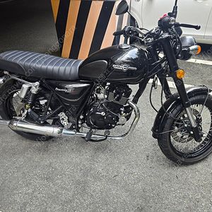 엘로이 팬텀125 21년식 400키로 팝니다