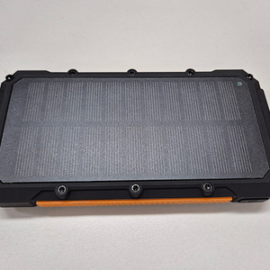 태양광 무선충전 보조배터리 10000mAh 2개 판매합니다.