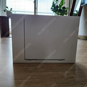 맥북 에어 13.6 M4 칩, 16GB 메모리, 256GB 실버색상입니다.