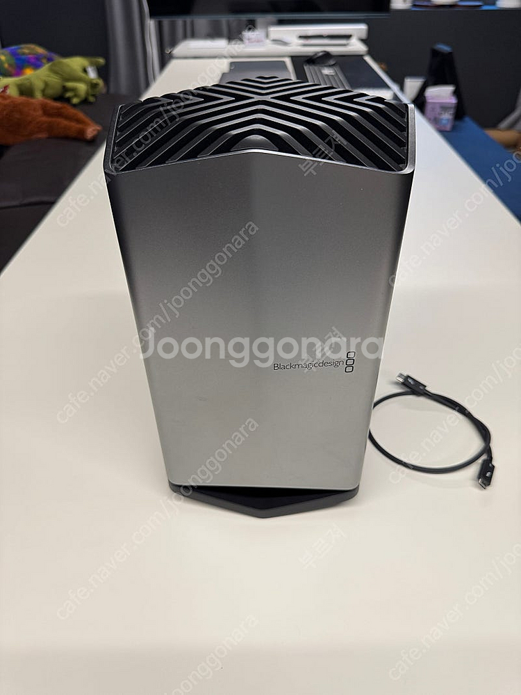 Blackmagic eGPU RX580 팝니다.--0