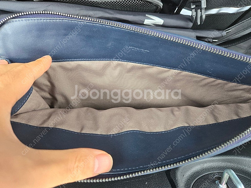 보테가베네타 클러치 다크네이비 팔아여 백화점 정품--3