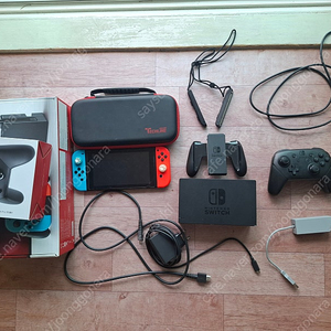 닌텐도스위치구형(19년3월제조)기본셋박풀, 정품프로컨, 랜카드어댑터, 파우치, 게임3개 팝니다