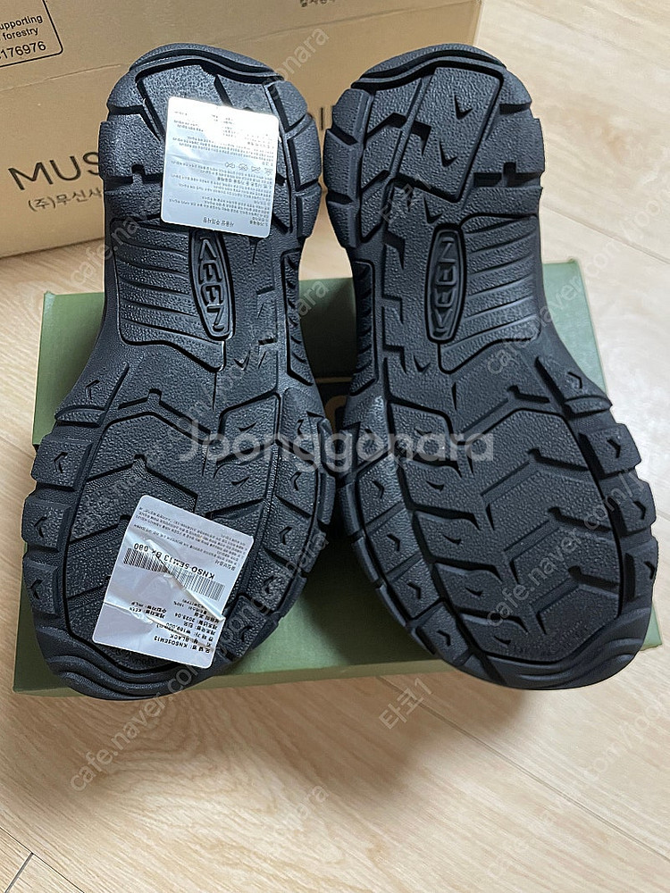 킨 뉴포트 h2 트리플블랙 250 팔아요--1