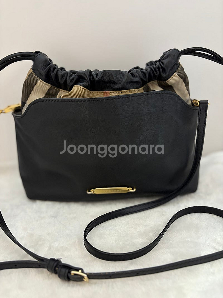 버버리 드로스트링 가방(정품)--0