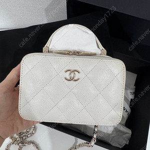 샤넬 베니티 화이트 캐비어 체인백