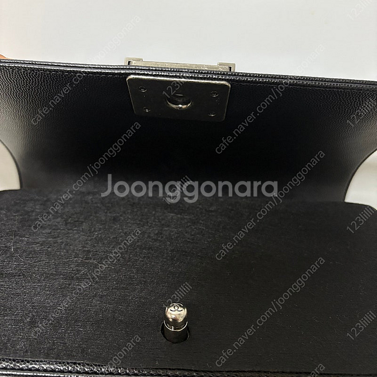 샤넬 보이백 캐비어 블랙 미듐 백화점구매 팝니다.--8