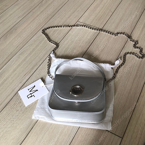 (새상품)무르 레터백 실버
