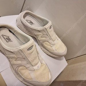 뉴발란스 2002R 뮬 씨솔트 화이트 255사이즈 팝니다~!!