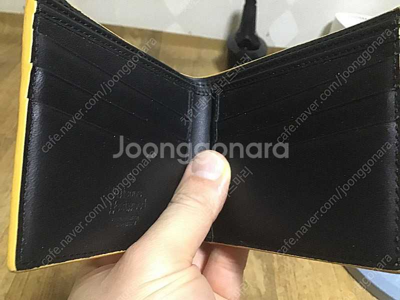 비비안웨스트우드 사피아노 남성 반지갑 엘로우 색상 팝니...--2