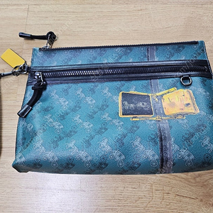 코치 F84738 캐리올 파우치