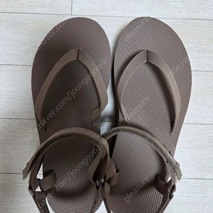 테바 플랫폼 샌들 슬림 카리부브라운색상 220-225 사이즈입니다