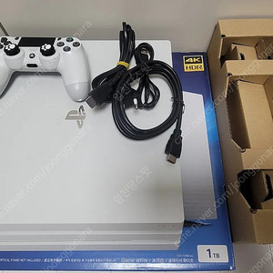 PS4 프로 화이트 팝니다.