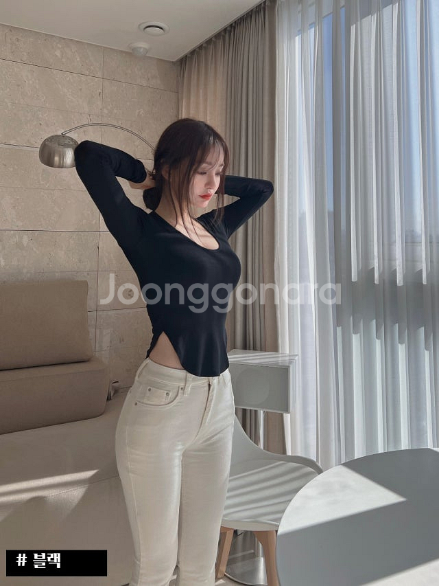 새상품) 카인다미 슈가 스판 딥라운드 반팔 티셔츠 블랙--2