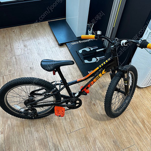 트렉 프리칼리버 7단 초등학생 자전거 판매해요 TREK Precaliber 20인치 자전거
