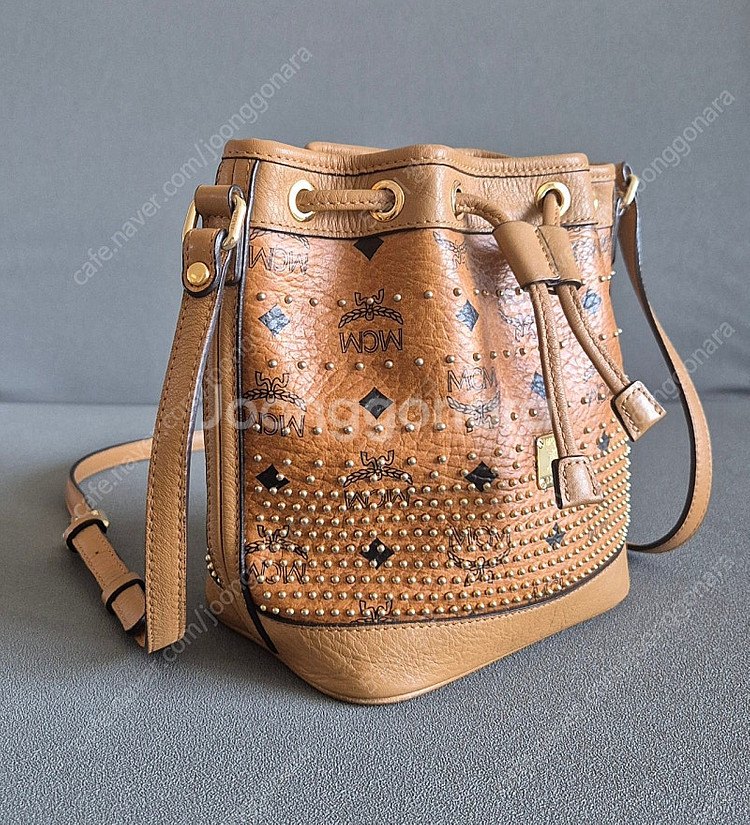 MCM 엠씨엠 미니 드로우 스트링백 골드 비세토스 복조리가방--1