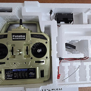 Futaba 4YF 2.4G 4CH FHSS 송신기(R2004GF 수신기 포함)