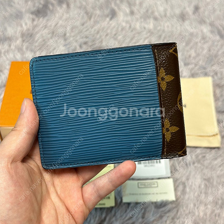 [한정판] 루이비통 에삐 모노그램 투톤 반지갑--1