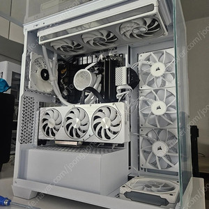 7800x3d rtx5070ti 화이트 본체
