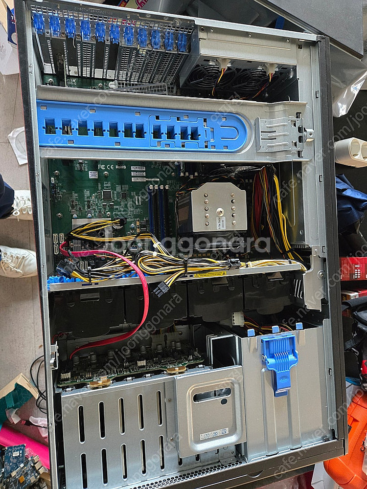 슈퍼마이크로 서버 2200w 파워 GPU 3개이상--3
