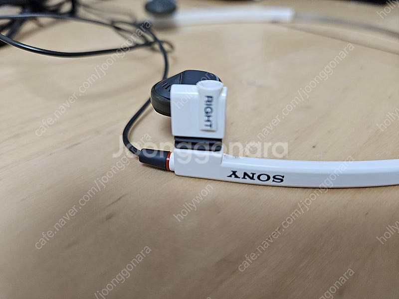 소니 버터컬 이어헤드폰 MDR-W30 입니다.--5