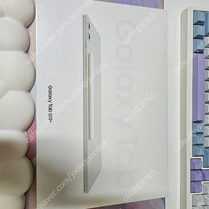갤럭시탭 S10 플러스 / 정품 북커버 키보드 포함해서 판매합니다.