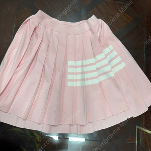 톰브라운 정품 여성 코튼4바플리츠스커트 연핑크색상 새상품 백화점판 팝니다.!!! 상태 그냥 새거나 다름이 없습니다.!! 너무 이쁜 스커트인데..다른걸 착용하다보니 내놓습니다.