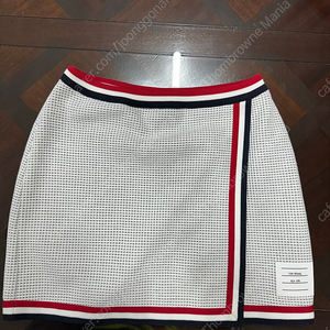톰브라운 정품 리미티드에디션 여성니트스커트 한점 완전새상품 팝니다.!! 너무나도 이쁜 스커트입니다.!!! 구하기 어려운 스커트 중에 하나에요.!! 입기 너무편한 스커트입니다.