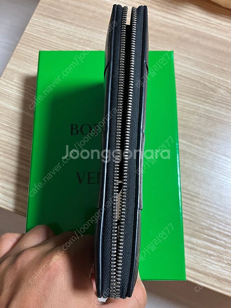 보테가 베네타 지퍼 장지갑 판매합니다.--3