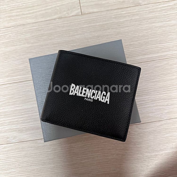 발렌시아가 로고 반지갑 팝니다. 594315 D77--0