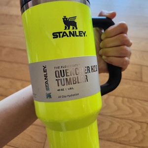스탠리 1.18L 40oz 네온 컬러 미국 한정판 판매합니다