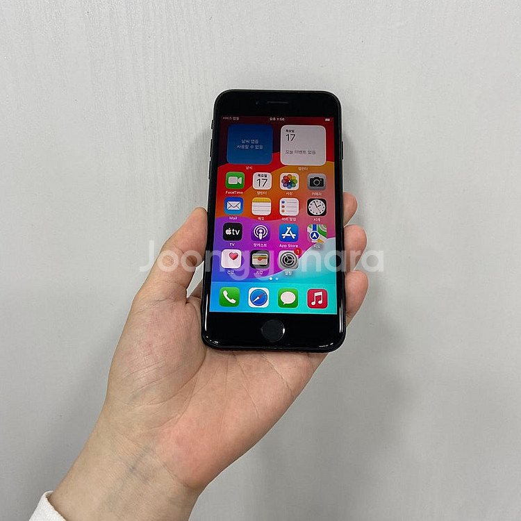 97211 아이폰SE3 64기가 블랙 팝니다 19만원--1