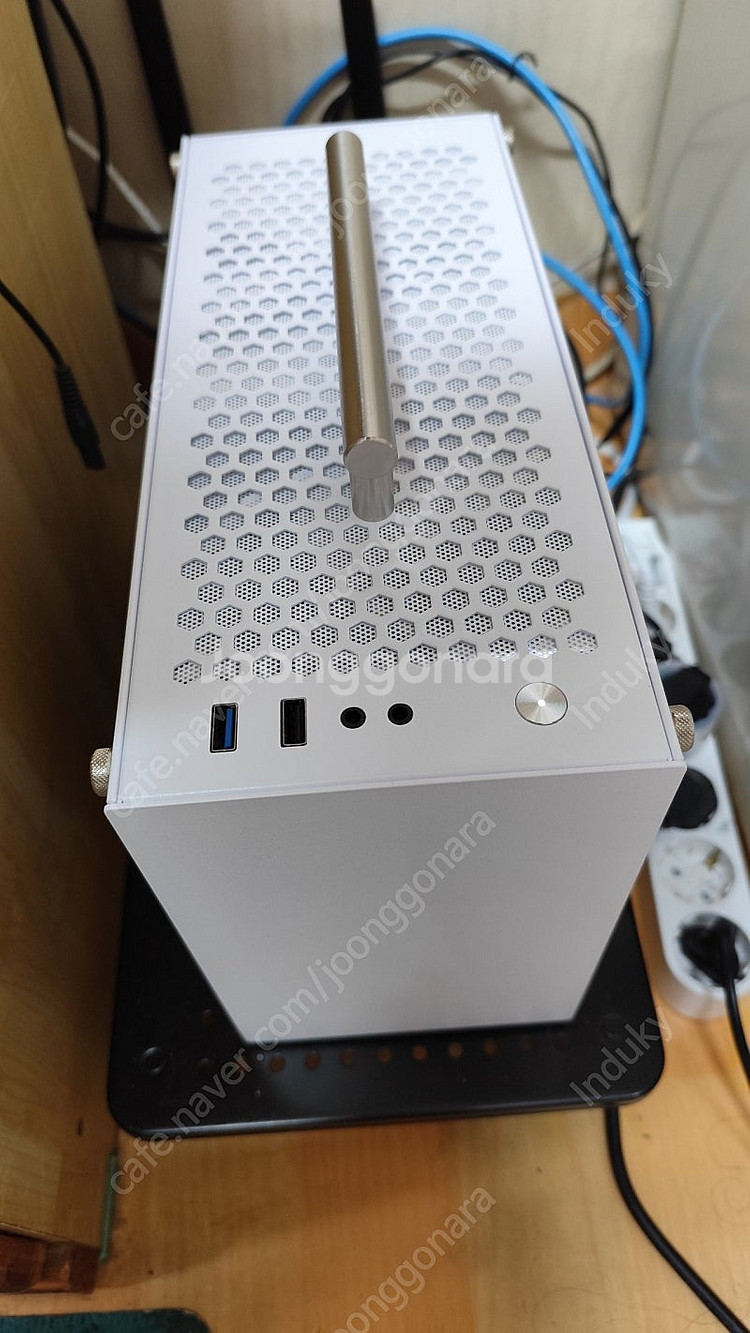 라이젠 9800X3D + 라데온 RX9070XT SFF--0