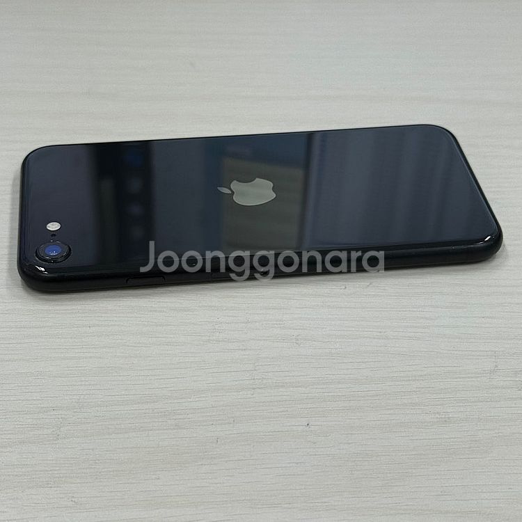 아이폰SE2 블랙색상 64용량 무잔상 깨끗한단말기 16만 판매해요--5
