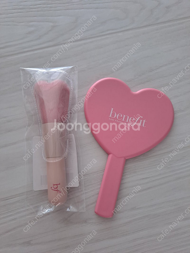 베네피트 하트브러쉬 하트손거울 새상품 판매합니다--0