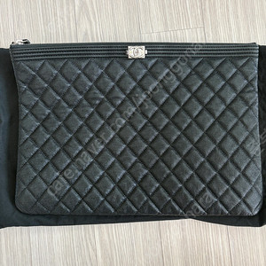 샤넬 보이 케비어 클러치