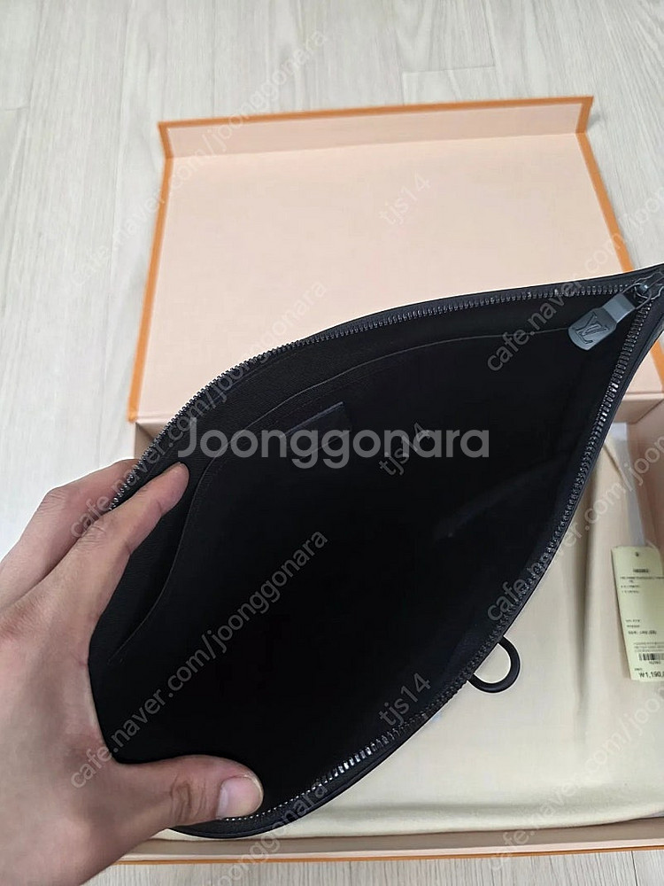 루이비통 쉐도우 포쉐트 클러치 판매합니다--2