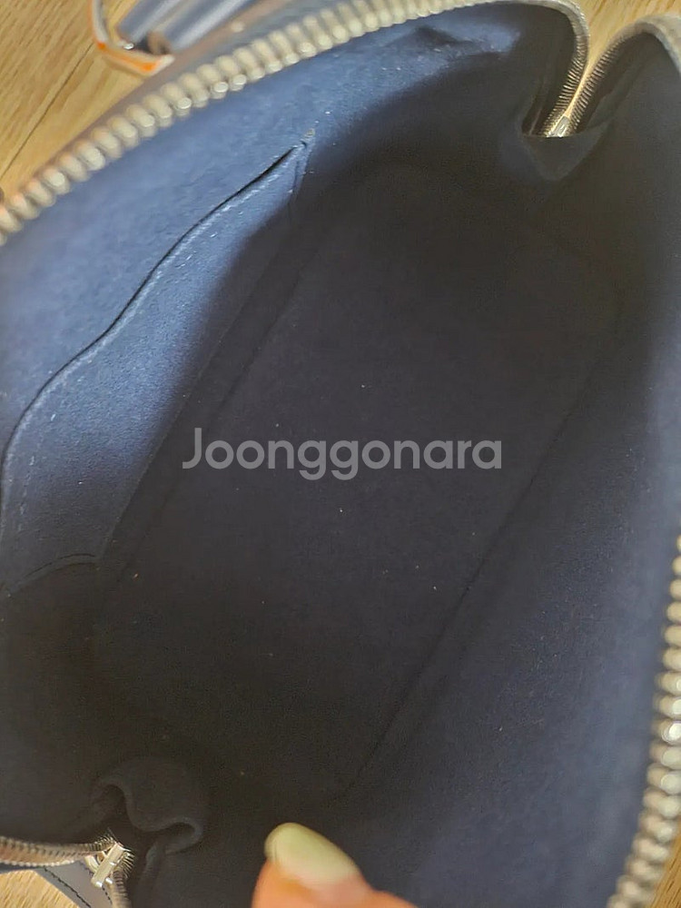 루이비통 알마 BB 에피 네이비--8