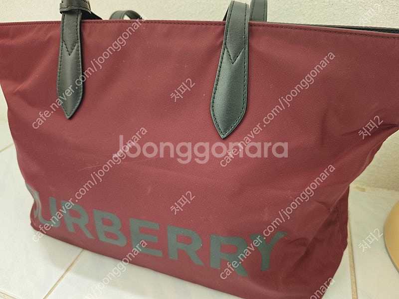 버버리 로고 포인트 나일론 미디엄 토트백 버건디--0