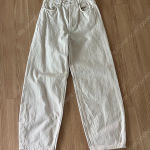 COS 커브드 레그 하이웨스트 데님 바지