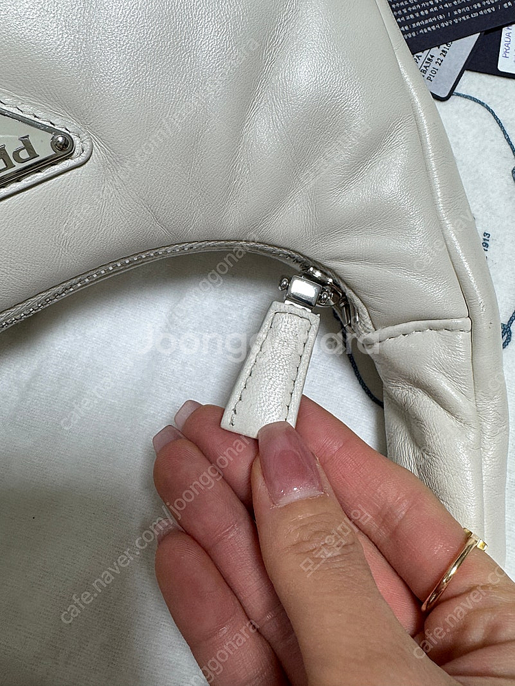 [정품] 프라다 소프트패딩 나파 미니 호보백 판매해요--9