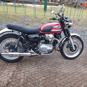 w800 2022년 2300km 거의새것