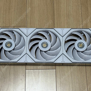 리안리 TL120 화이트 x3 컨트롤러 포함